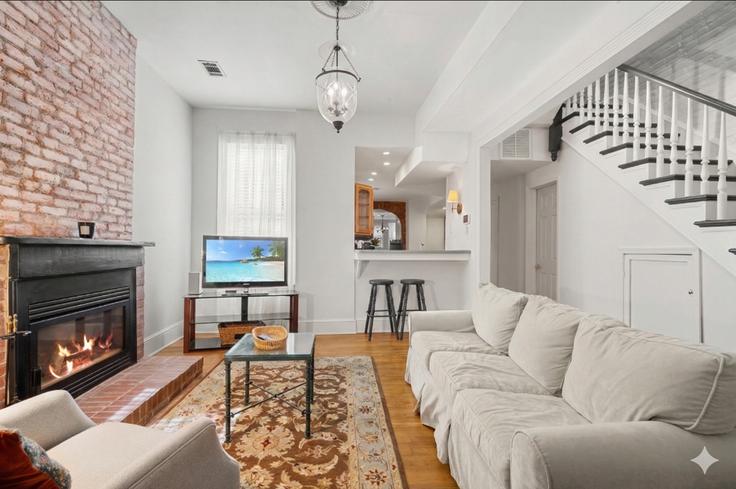 Salle de séjour élégante avec mobilier moderne dans un appartement à Building S Street Northwest - attache-corporate-housing - 1587672 à Washington, Washington