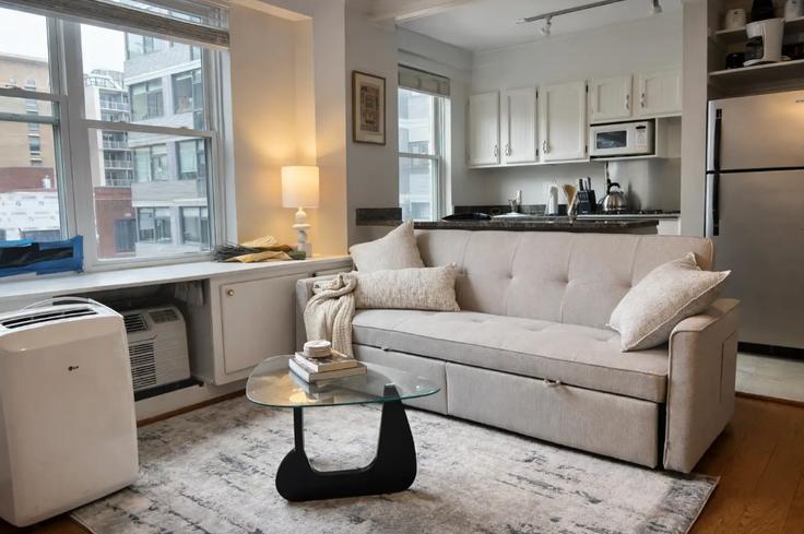 Washington, Washington에 위치한 Building N Street Northwest - attache-corporate-housing - 1587685 유닛의 세련된 인테리어가 돋보이는 거실 Washington, Washington에 위치한 Building N Street Northwest - attache-corporate-housing - 1587685 유닛의 세련된 인테리어가 돋보이는 거실