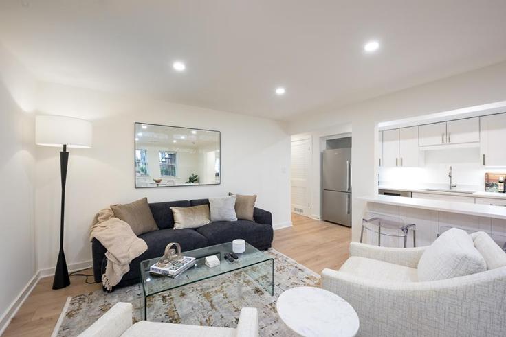 Washington, Washington에 위치한 Building Corcoran Street Northwest - attache-corporate-housing - 1587679 유닛의 세련된 인테리어가 돋보이는 거실 Washington, Washington에 위치한 Building Corcoran Street Northwest - attache-corporate-housing - 1587679 유닛의 세련된 인테리어가 돋보이는 거실