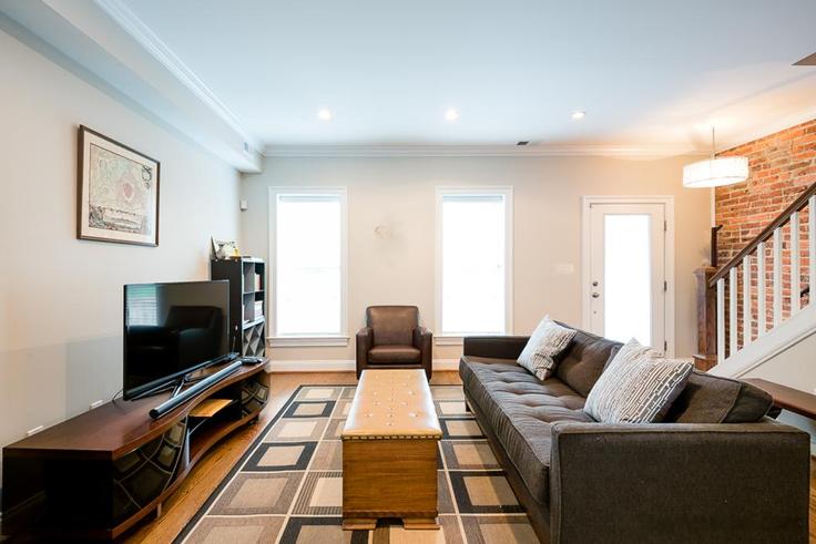 Sala de estar elegantemente projetada com móveis modernos em um apartamento no Building Florida Avenue Northeast - attache-corporate-housing - 1587671 em Washington, Washington