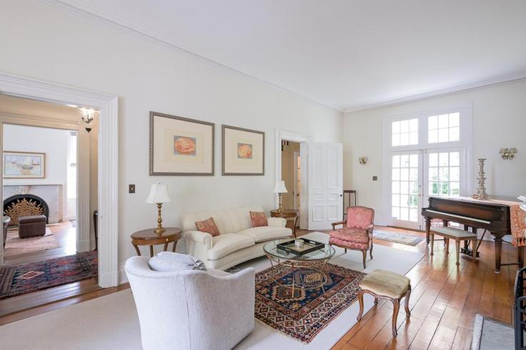 Elegant gestaltetes Wohnzimmer mit moderner Einrichtung in einer Wohnung im Building 29th Street Northwest - attache-corporate-housing - 1587669 in Washington, Washington Elegant gestaltetes Wohnzimmer mit moderner Einrichtung in einer Wohnung im Building 29th Street Northwest - attache-corporate-housing - 1587669 in Washington, Washington