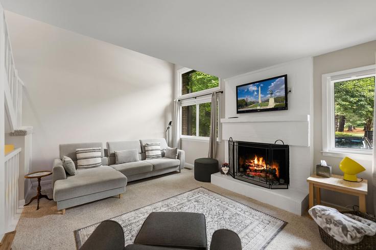 Building Glencourse Lane - attache-corporate-housing - 1609818 adresindeki bir dairede modern mobilyalarla zarif bir şekilde tasarlanmış oturma odası Reston, Reston Building Glencourse Lane - attache-corporate-housing - 1609818 adresindeki bir dairede modern mobilyalarla zarif bir şekilde tasarlanmış oturma odası Reston, Reston