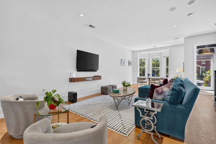 Elegant gestaltetes Wohnzimmer mit moderner Einrichtung in einer Wohnung im Building S Street Northwest - attache-corporate-housing - 1696379 in Washington, Washington Elegant gestaltetes Wohnzimmer mit moderner Einrichtung in einer Wohnung im Building S Street Northwest - attache-corporate-housing - 1696379 in Washington, Washington