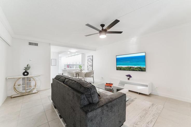 Building Spanish River Road - aureum-stay - 1424294 adresindeki bir dairede modern mobilyalarla zarif bir şekilde tasarlanmış oturma odası Boca Raton, Boca Raton