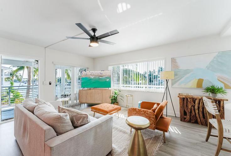 Building Spanish River Road - aureum-stay - 1424307 adresindeki bir dairede modern mobilyalarla zarif bir şekilde tasarlanmış oturma odası Boca Raton, Boca Raton