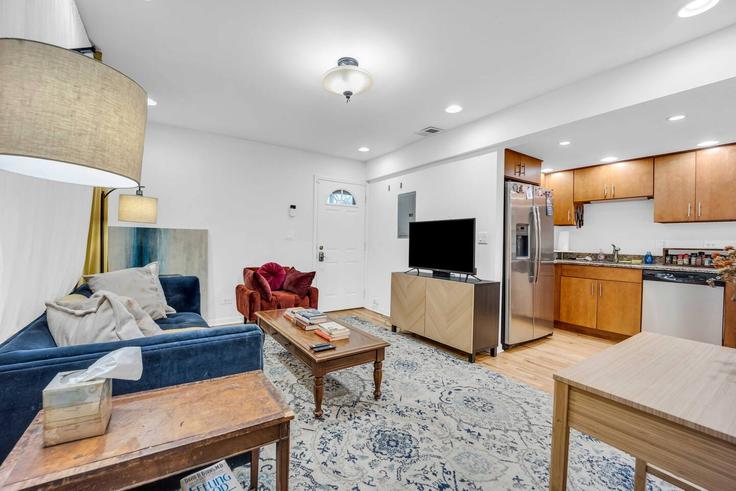 Elegant gestaltetes Wohnzimmer mit moderner Einrichtung in einer Wohnung im Building 2626 North Sawyer Avenue - aurevia-property-group-1 - 1695857 in Chicago, Chicago