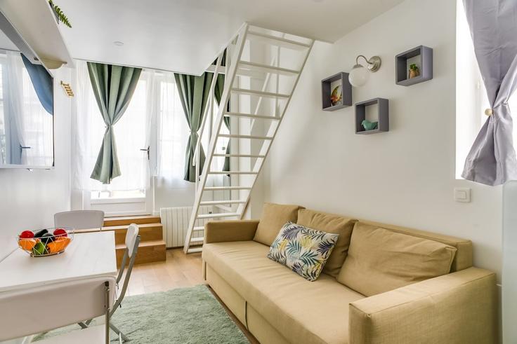 Elegant gestaltetes Wohnzimmer mit moderner Einrichtung in einer Wohnung im Building Rue du Faubourg Poissonnière - aurora-conciergerie - 1513241 in 9th arrondissement, Paris