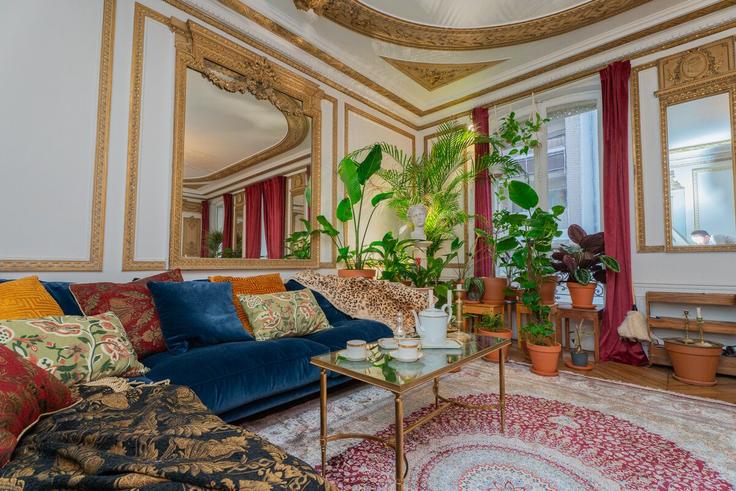 Elegante sala de estar con mobiliario moderno en un apartamento en Building Rue Dieu - aurora-conciergerie - 1513240 en 10th arrondissement, Paris