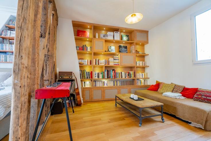 Salle de séjour élégante avec mobilier moderne dans un appartement à Building Rue des Prêtres Saint-Séverin - aurora-conciergerie - 1513253 à 5th arrondissement, Paris Salle de séjour élégante avec mobilier moderne dans un appartement à Building Rue des Prêtres Saint-Séverin - aurora-conciergerie - 1513253 à 5th arrondissement, Paris