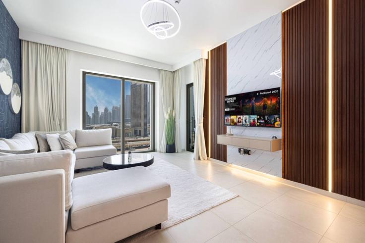 Salle de séjour élégante avec mobilier moderne dans un appartement à Building Tariaq Bedon Esm - aurora - 1499262 à Za'abeel, Dubai