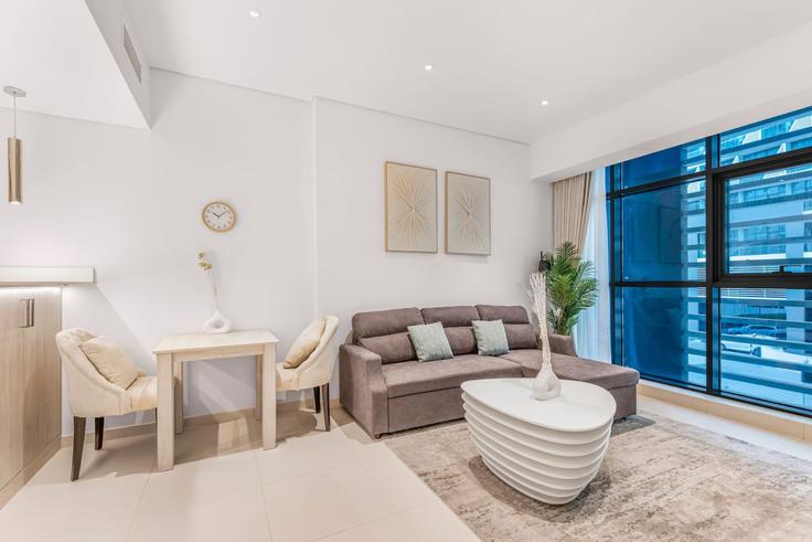 Elegante sala de estar con mobiliario moderno en un apartamento en Building Palm Jumeirah Rd - aurora - 1499264 en The Palm Jumeirah, Dubai