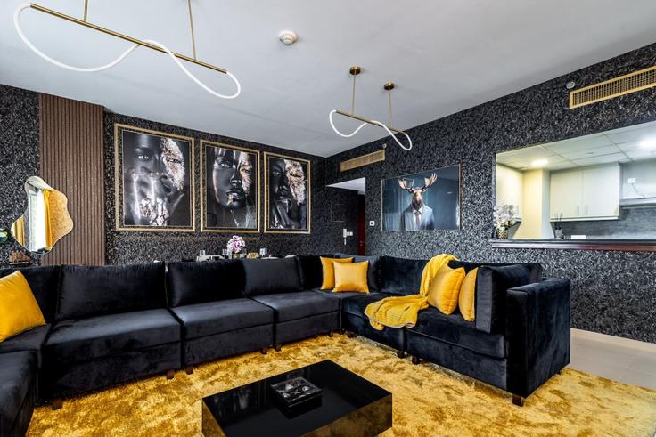 Dubai Dubai MarinaのBuilding The Walk - aurora - 1499266のアパートメントにある、モダンな家具を備えたエレガントなデザインのリビングルーム