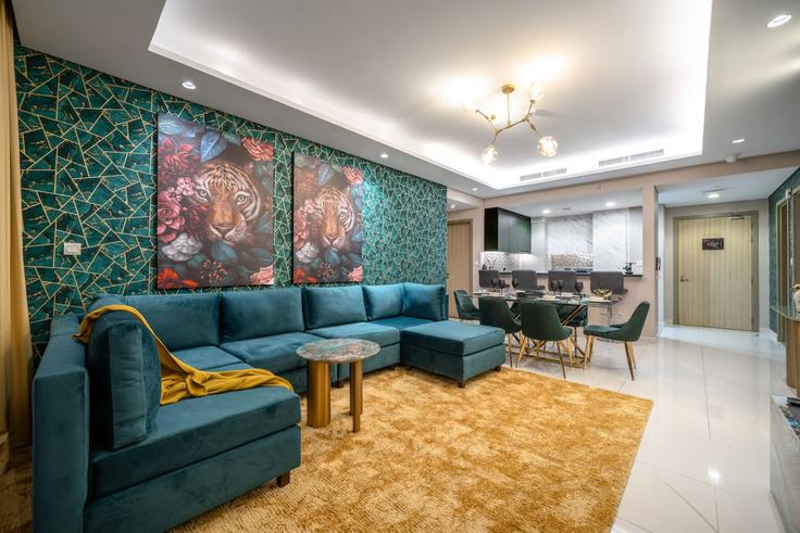 Salle de séjour élégante avec mobilier moderne dans un appartement à Building Al Mustaqbal Street - aurora - 1499272 à Business Bay, Dubai