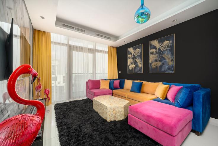 Salle de séjour élégante avec mobilier moderne dans un appartement à Building Al Mustaqbal Street - aurora - 1499273 à Business Bay, Dubai