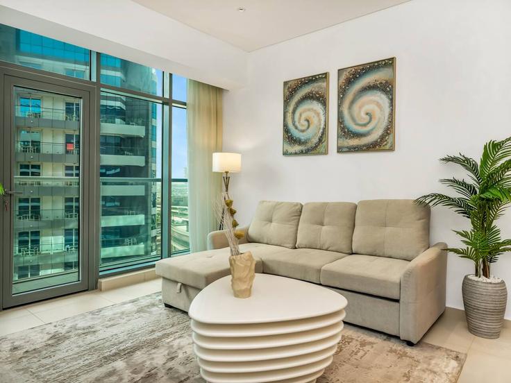 The Palm Jumeirah, Dubai에 위치한 Building Tariaq Bedon Esm - aurora - 1499279 유닛의 세련된 인테리어가 돋보이는 거실