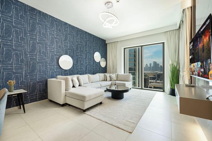 Salle de séjour élégante avec mobilier moderne dans un appartement à Building Tariaq Bedon Esm - aurora - 1499284 à Za'abeel, Dubai
