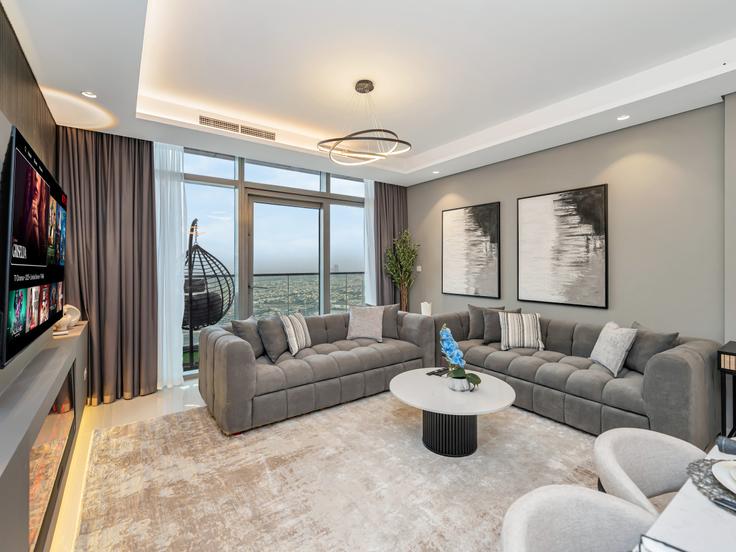 Building Al Mustaqbal Street - aurora - 1499285 adresindeki bir dairede modern mobilyalarla zarif bir şekilde tasarlanmış oturma odası Business Bay, Dubai Building Al Mustaqbal Street - aurora - 1499285 adresindeki bir dairede modern mobilyalarla zarif bir şekilde tasarlanmış oturma odası Business Bay, Dubai