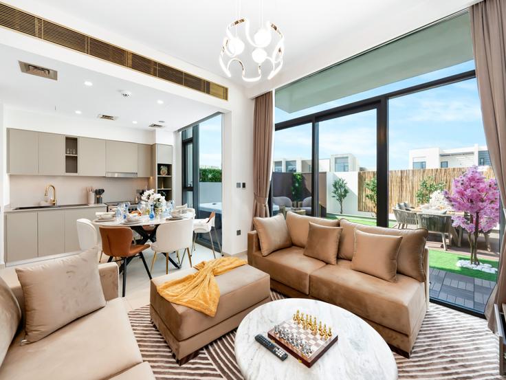 Wadi Al Safa 5, Dubai에 위치한 Building Tariaq Bedon Esm - aurora - 1499286 유닛의 세련된 인테리어가 돋보이는 거실 Wadi Al Safa 5, Dubai에 위치한 Building Tariaq Bedon Esm - aurora - 1499286 유닛의 세련된 인테리어가 돋보이는 거실