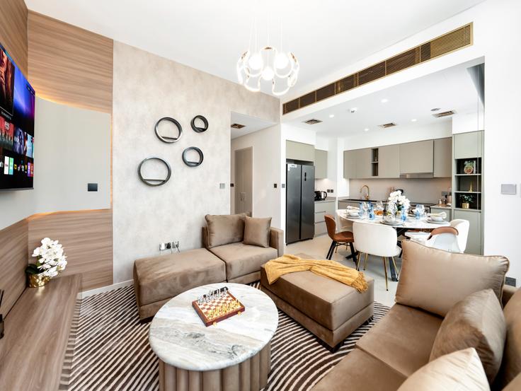 Elegant gestaltetes Wohnzimmer mit moderner Einrichtung in einer Wohnung im Building Tariaq Bedon Esm - aurora - 1499286 in Wadi Al Safa 5, Dubai