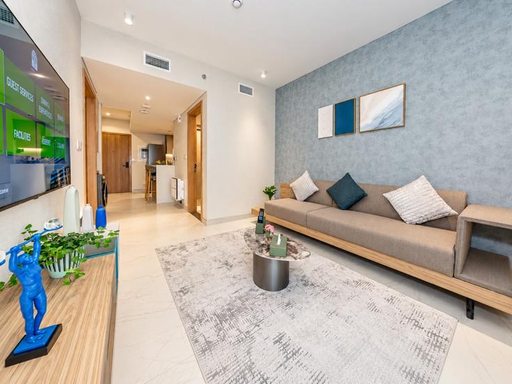 Al Barsha South Fifth, Dubai에 위치한 Building Orchid Street - aurora - 1646876 유닛의 세련된 인테리어가 돋보이는 거실 Al Barsha South Fifth, Dubai에 위치한 Building Orchid Street - aurora - 1646876 유닛의 세련된 인테리어가 돋보이는 거실