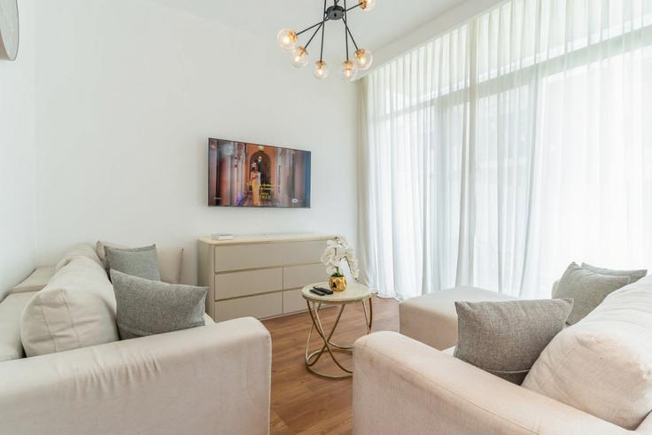 Elegante sala de estar con mobiliario moderno en un apartamento en Building D54 - aurora - 1502448 en Wadi Al Safa 2, Dubai