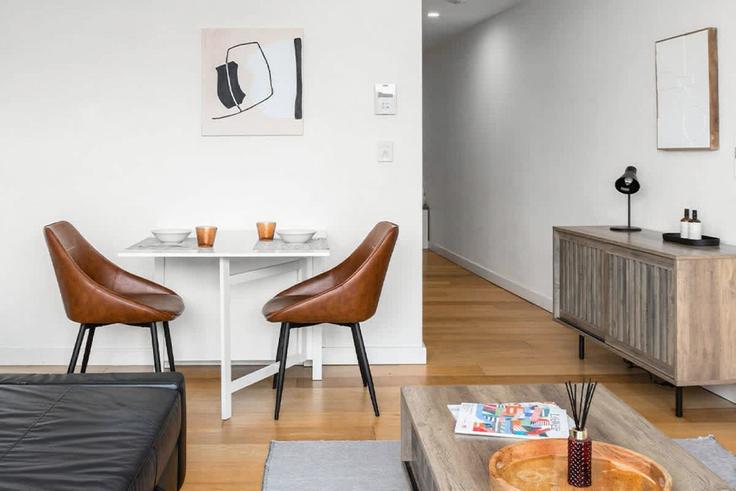 Building Chalmers Street - ausmartrentals - 1224709 adresindeki bir dairede modern mobilyalarla zarif bir şekilde tasarlanmış oturma odası Surry Hills, Sydney Building Chalmers Street - ausmartrentals - 1224709 adresindeki bir dairede modern mobilyalarla zarif bir şekilde tasarlanmış oturma odası Surry Hills, Sydney