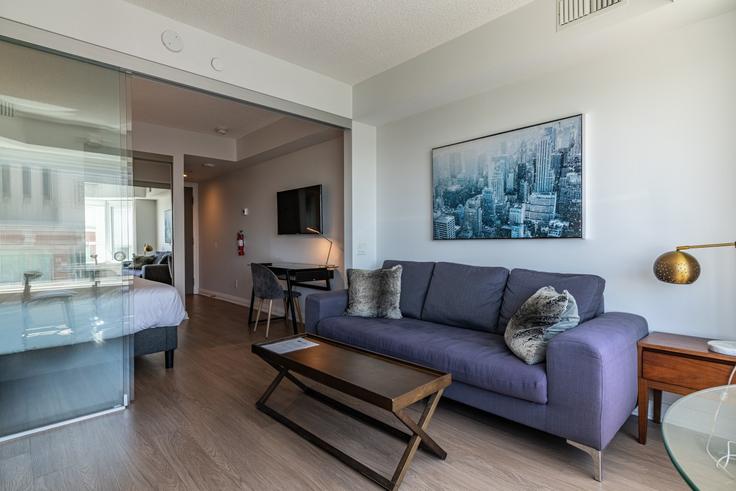 Building Yorkville Avenue - avalon-suites - 1559011 adresindeki bir dairede modern mobilyalarla zarif bir şekilde tasarlanmış oturma odası Old Toronto, Toronto