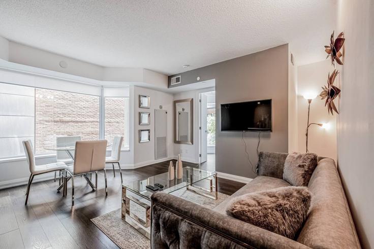 Old Toronto, Toronto에 위치한 Building Yorkville Avenue - avalon-suites - 1559015 유닛의 세련된 인테리어가 돋보이는 거실