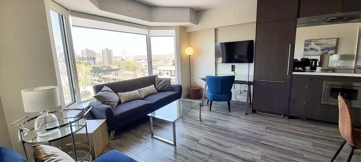 Old Toronto, Toronto에 위치한 Building Yorkville Avenue - avalon-suites - 1559019 유닛의 세련된 인테리어가 돋보이는 거실