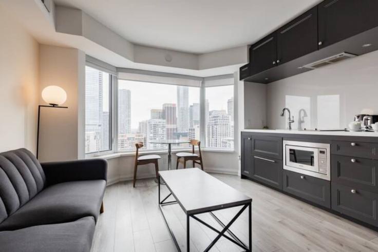 Old Toronto, Toronto에 위치한 Building Yorkville Avenue - avalon-suites - 1559029 유닛의 세련된 인테리어가 돋보이는 거실