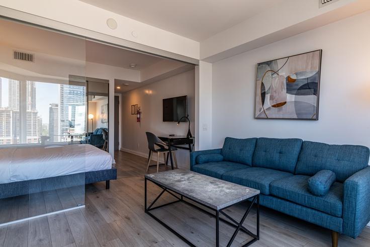 Building Yorkville Avenue - avalon-suites - 1559029 adresindeki bir dairede modern mobilyalarla zarif bir şekilde tasarlanmış oturma odası Old Toronto, Toronto
