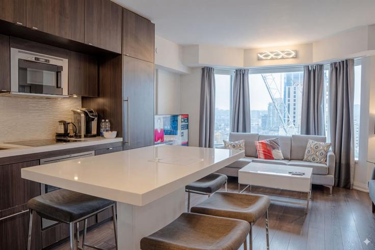 Elegante sala de estar con mobiliario moderno en un apartamento en Building Yorkville Avenue - avalon-suites - 1559033 en Old Toronto, Toronto