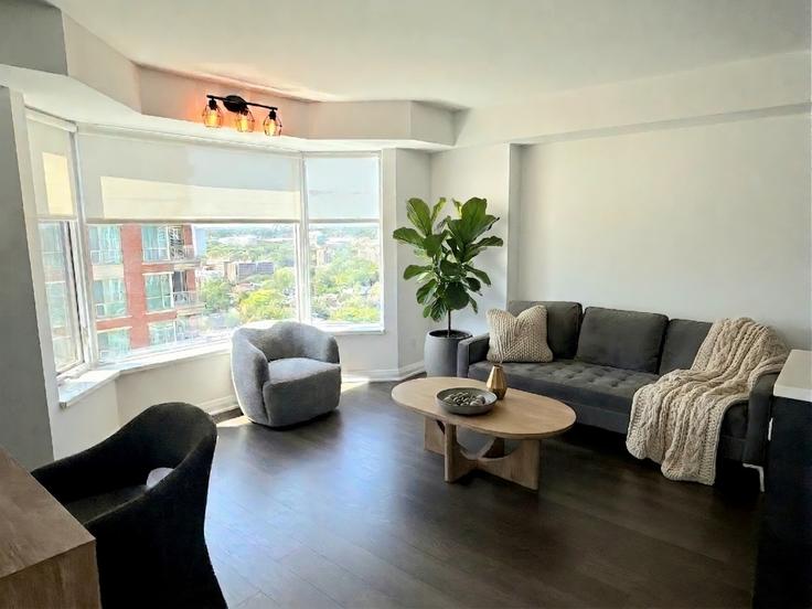 Building Yorkville Avenue - avalon-suites - 1579751 adresindeki bir dairede modern mobilyalarla zarif bir şekilde tasarlanmış oturma odası Old Toronto, Toronto Building Yorkville Avenue - avalon-suites - 1579751 adresindeki bir dairede modern mobilyalarla zarif bir şekilde tasarlanmış oturma odası Old Toronto, Toronto