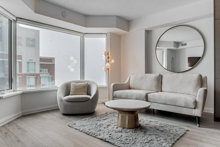Old Toronto, Toronto에 위치한 Building Yorkville Avenue - avalon-suites - 1579751 유닛의 세련된 인테리어가 돋보이는 거실