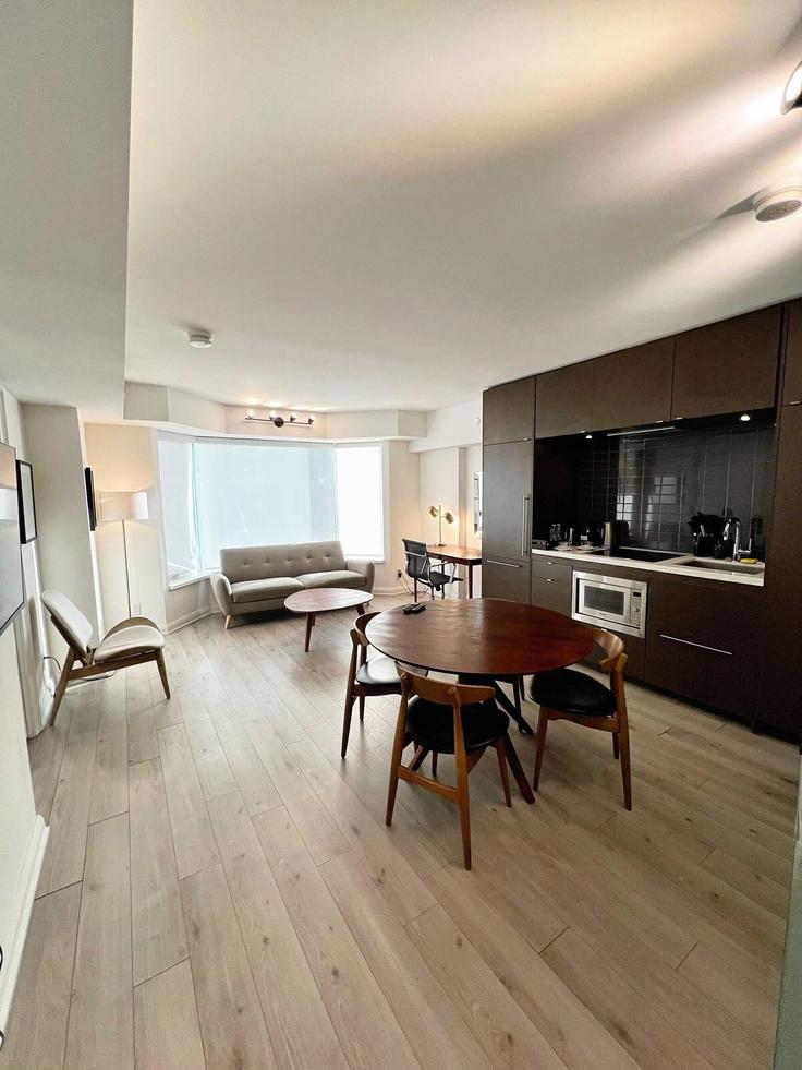 Salle de séjour élégante avec mobilier moderne dans un appartement à Building Yorkville Avenue - avalonsuitsyorkville - 1465889 à Old Toronto, Toronto