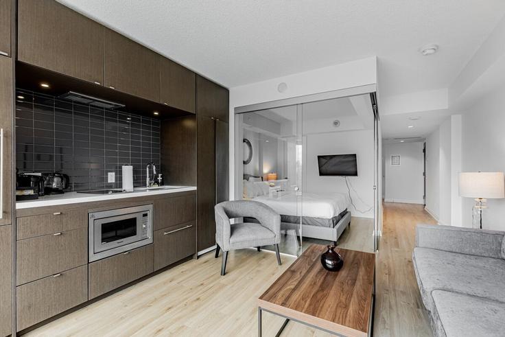 Building Cumberland Street - avalonsuitsyorkville - 1380540 adresindeki bir dairede modern mobilyalarla zarif bir şekilde tasarlanmış oturma odası Old Toronto, Toronto Building Cumberland Street - avalonsuitsyorkville - 1380540 adresindeki bir dairede modern mobilyalarla zarif bir şekilde tasarlanmış oturma odası Old Toronto, Toronto