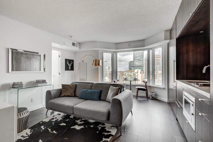Elegante sala de estar con mobiliario moderno en un apartamento en Building Yorkville Avenue - avalonsuitsyorkville - 1045463 en Old Toronto, Toronto