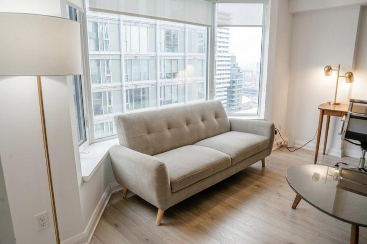 Salle de séjour élégante avec mobilier moderne dans un appartement à Building Yorkville Avenue - avalonsuitsyorkville - 1465889 à Old Toronto, Toronto