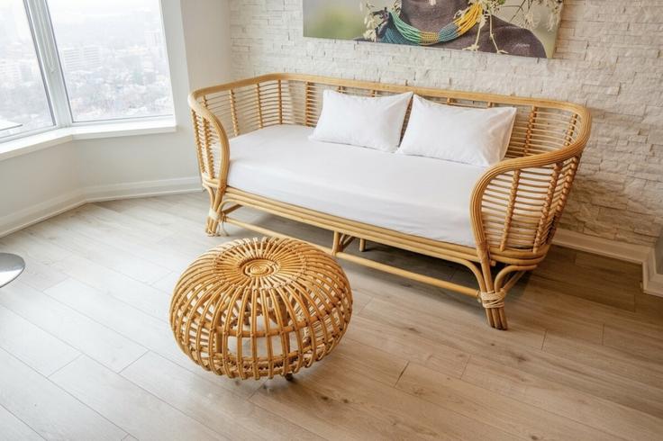 Salle de séjour élégante avec mobilier moderne dans un appartement à Building Hazelton Avenue - avalonsuitsyorkville - 1494685 à Old Toronto, Toronto