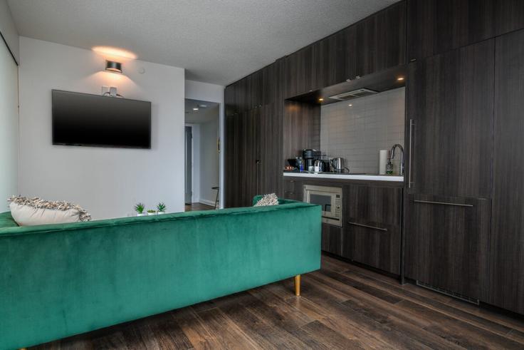 Building Cumberland Street - avalonsuitsyorkville - 1497884 adresindeki bir dairede modern mobilyalarla zarif bir şekilde tasarlanmış oturma odası Old Toronto, Toronto