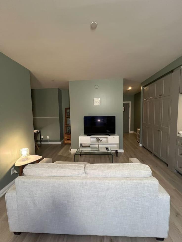 Elegant gestaltetes Wohnzimmer mit moderner Einrichtung in einer Wohnung im Building Avenue Road - avalonsuitsyorkville - 1507402 in Old Toronto, Toronto