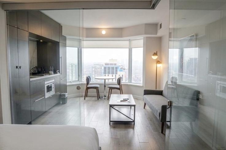 Salle de séjour élégante avec mobilier moderne dans un appartement à Building Hazelton Avenue - avalonsuitsyorkville - 1510939 à Old Toronto, Toronto