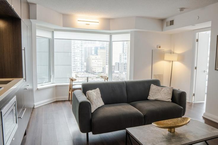 Building Hazelton Avenue - avalonsuitsyorkville - 1510940 adresindeki bir dairede modern mobilyalarla zarif bir şekilde tasarlanmış oturma odası Old Toronto, Toronto