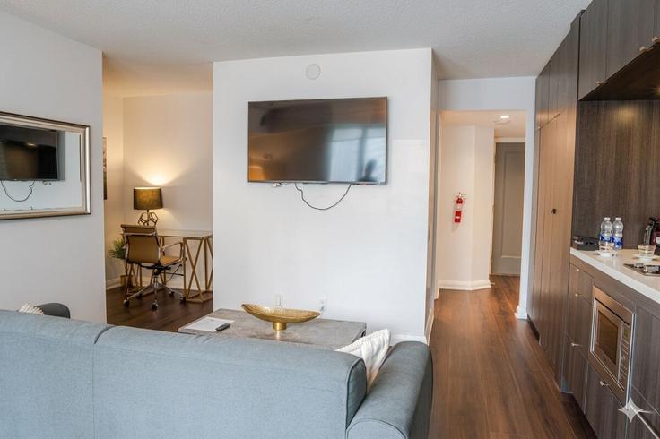 Elegant gestaltetes Wohnzimmer mit moderner Einrichtung in einer Wohnung im Building Hazelton Avenue - avalonsuitsyorkville - 1510940 in Old Toronto, Toronto