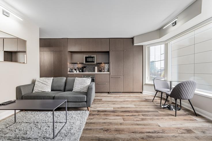 Building Yorkville Avenue - avalonsuitsyorkville - 1513704 adresindeki bir dairede modern mobilyalarla zarif bir şekilde tasarlanmış oturma odası Old Toronto, Toronto