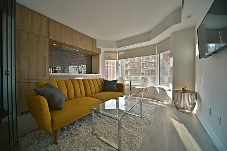 Elegant gestaltetes Wohnzimmer mit moderner Einrichtung in einer Wohnung im Building Yorkville Avenue - avalonsuitsyorkville - 1045462 - TOR in Old Toronto, Toronto