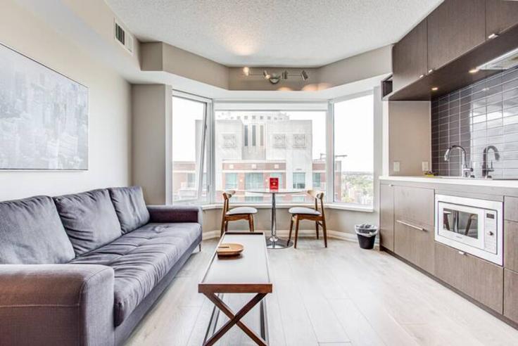 Salle de séjour élégante avec mobilier moderne dans un appartement à Building Yorkville Avenue - avalonsuitsyorkville - 1094304 - TOR à Old Toronto, Toronto
