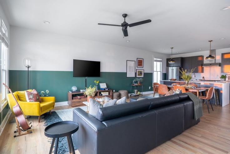 Salle de séjour élégante avec mobilier moderne dans un appartement à Building Monroe Street - avantstay - 1038335 - BNA à Nashville, Nashville