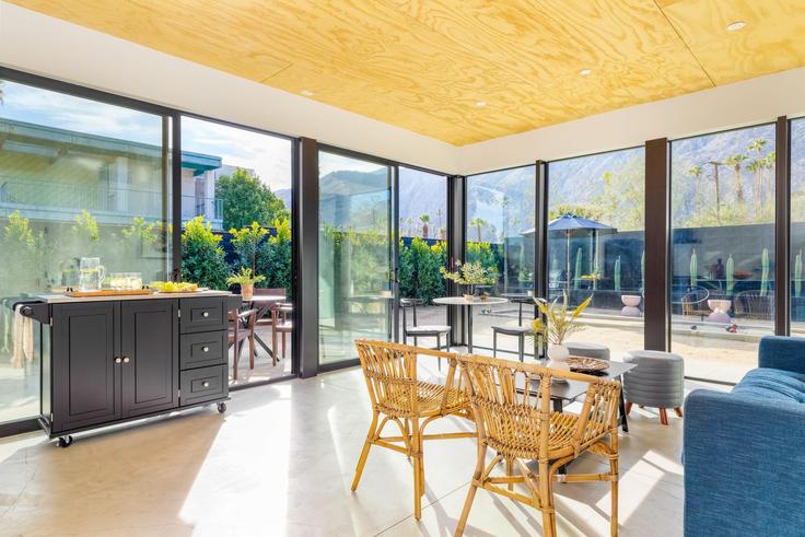 Salle de séjour élégante avec mobilier moderne dans un appartement à Building South Calle El Segundo - avantstay - 1027675 - LAX à Palm Springs, Palm Springs