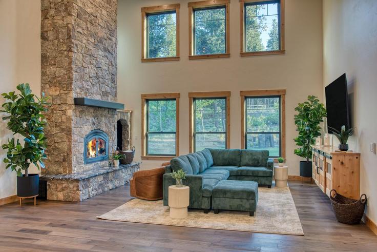 Salle de séjour élégante avec mobilier moderne dans un appartement à Building Spring River Road - avantstay - 1251916 - USA à Three Rivers, Three Rivers Salle de séjour élégante avec mobilier moderne dans un appartement à Building Spring River Road - avantstay - 1251916 - USA à Three Rivers, Three Rivers